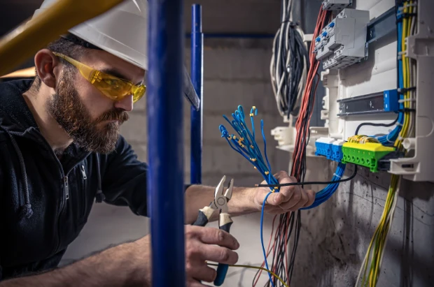 Commercial electrical contractors in Tampa FL installing surge protection – Kazar’s Electric, Inc